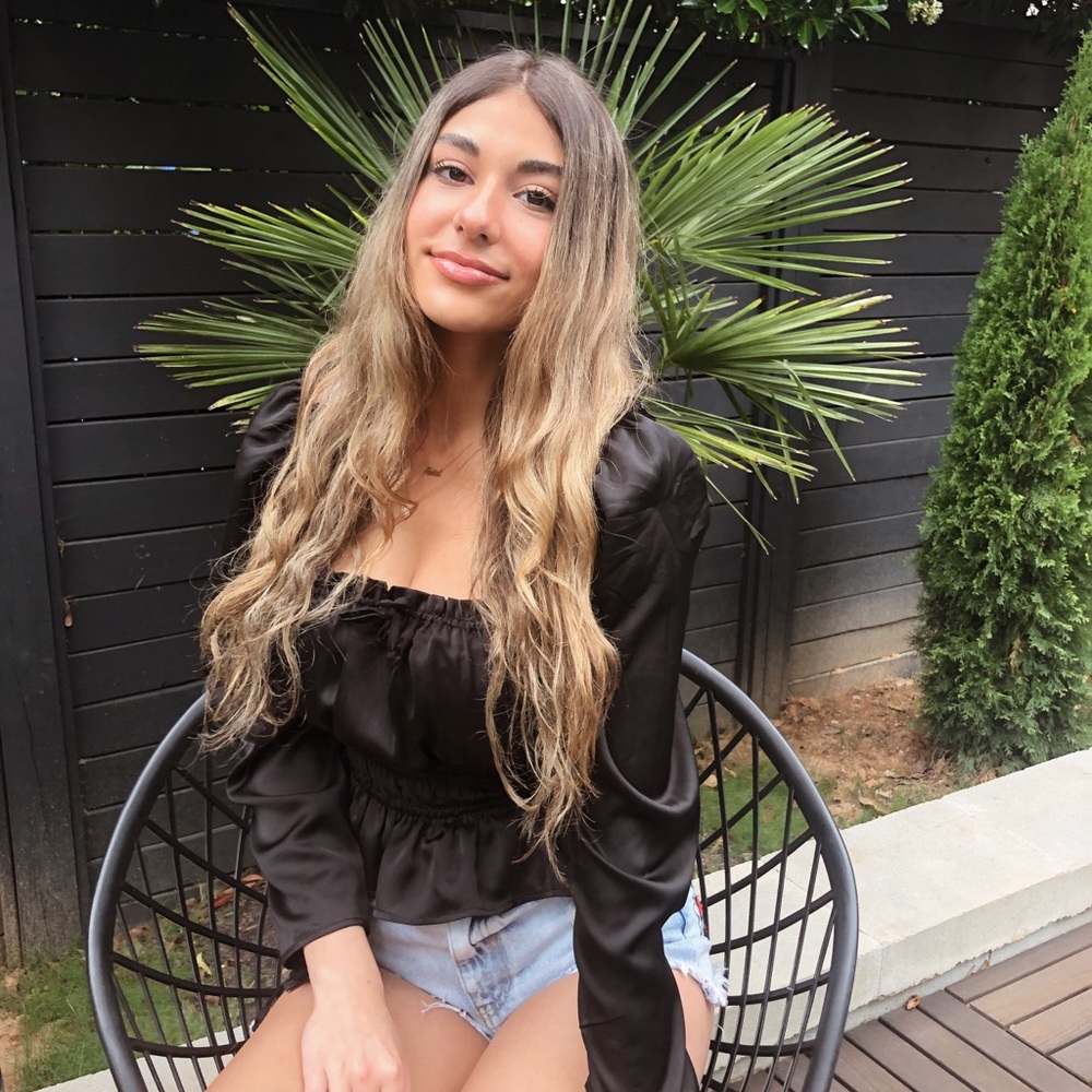 Meet your Posher, Avia